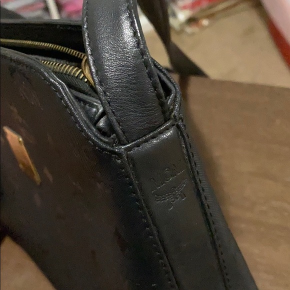 Pre-love MCM sling bag - Picture 3 of 11